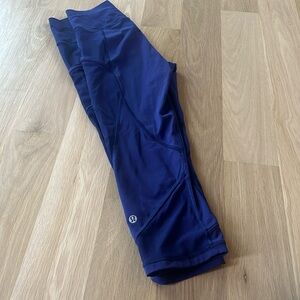 Lululemon 3/4 leggings with pockets and mesh sides